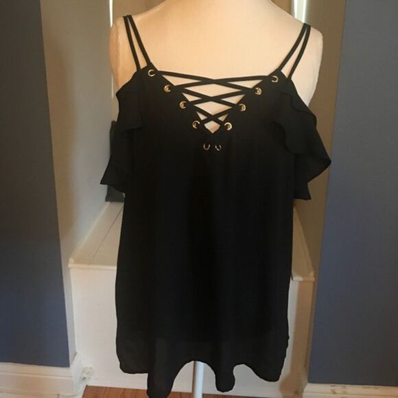 ✨ LACE-UP COLD SHOULDER CAMI✨ - Picture 3 of 4